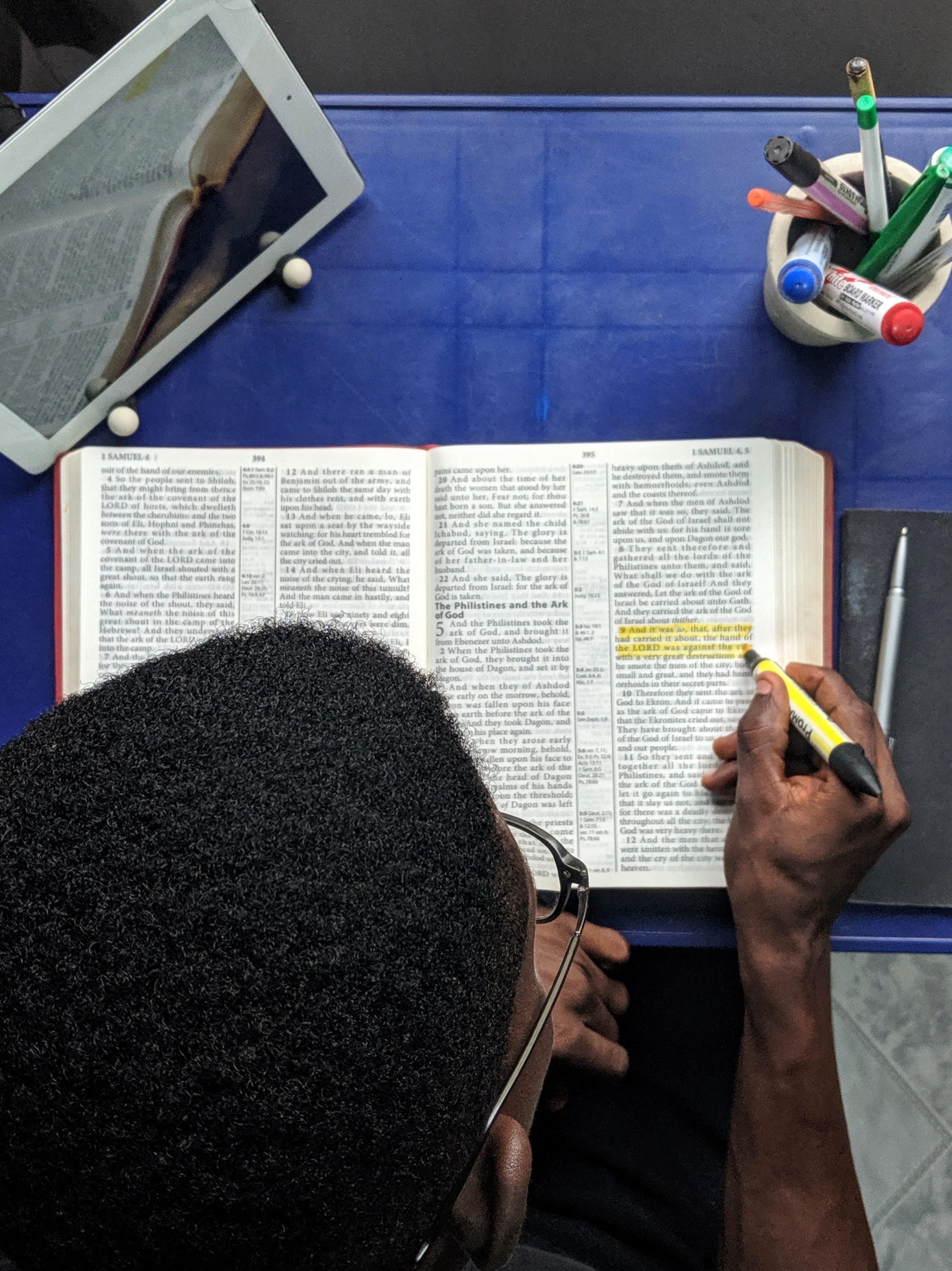 bible deposer sur une estrade