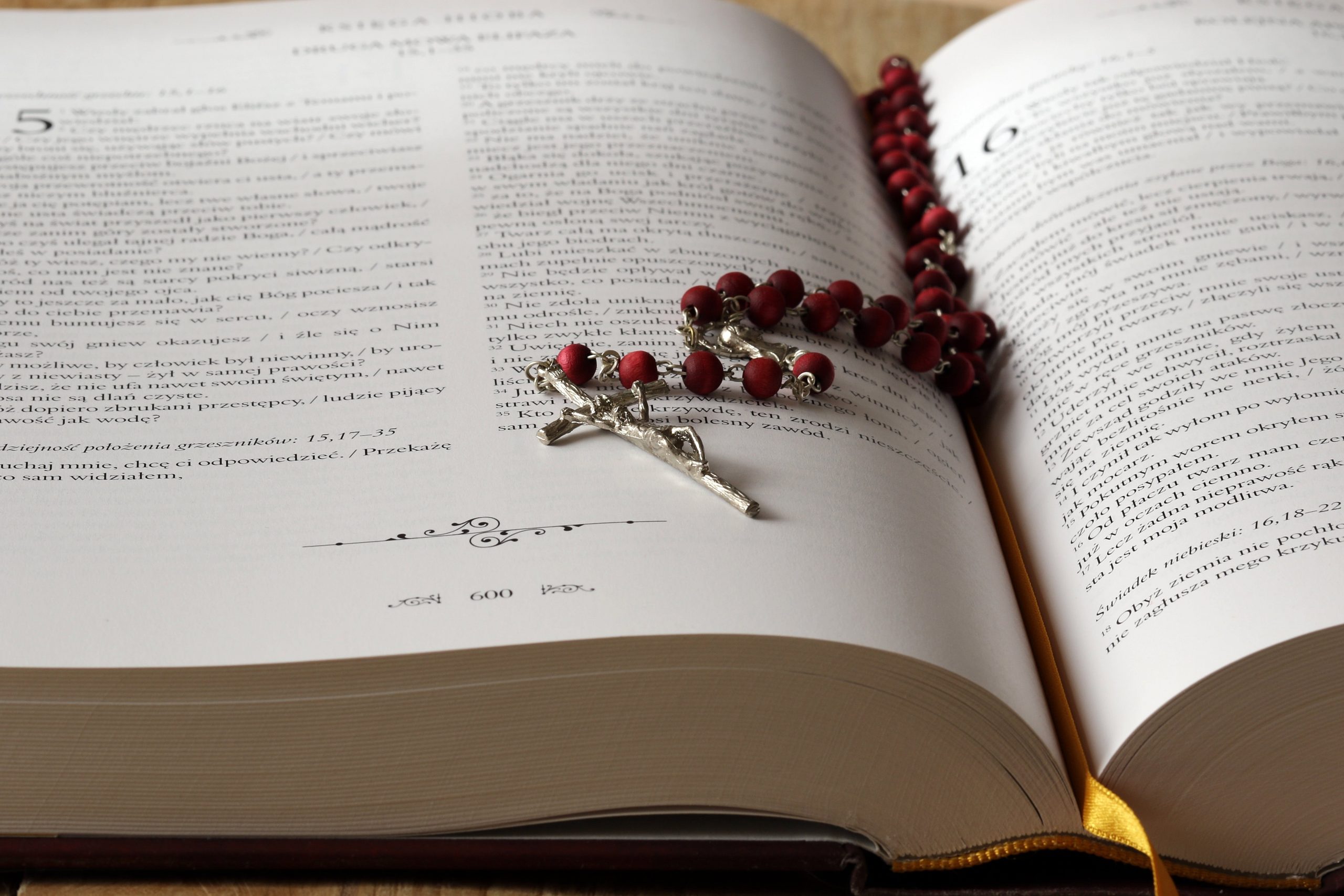 bible deposer sur une estrade