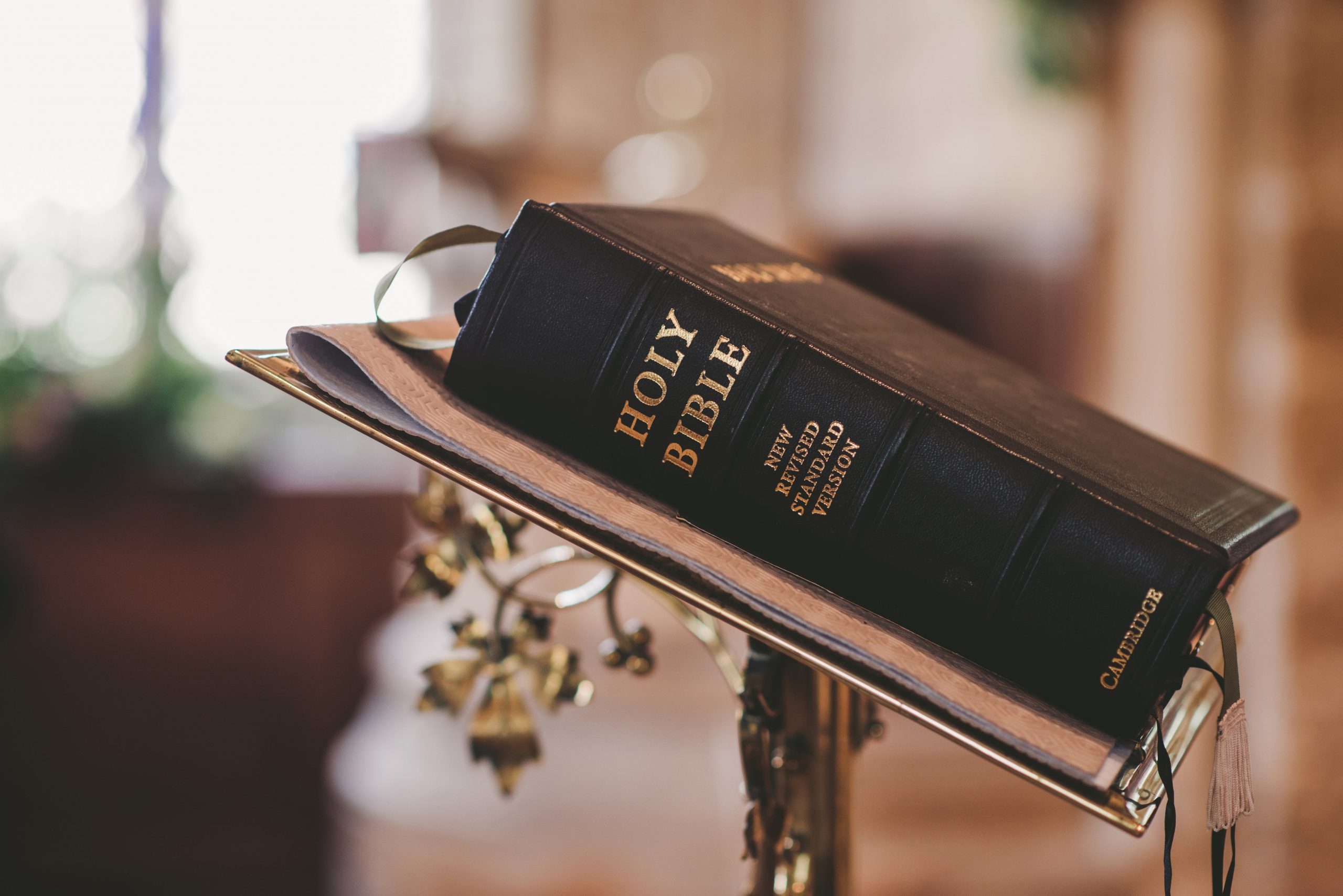 bible deposer sur une estrade